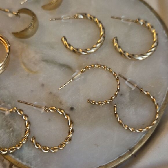 Elegant Gold Hoop Earrings Set - Picture 4 of 4